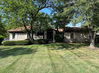 16083 Meadow Oak Dr, Chesterfield, MO 63017