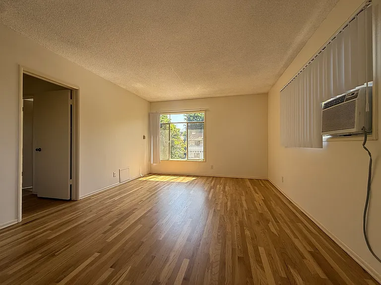 163 S Hayworth Ave #3 — Photo 2