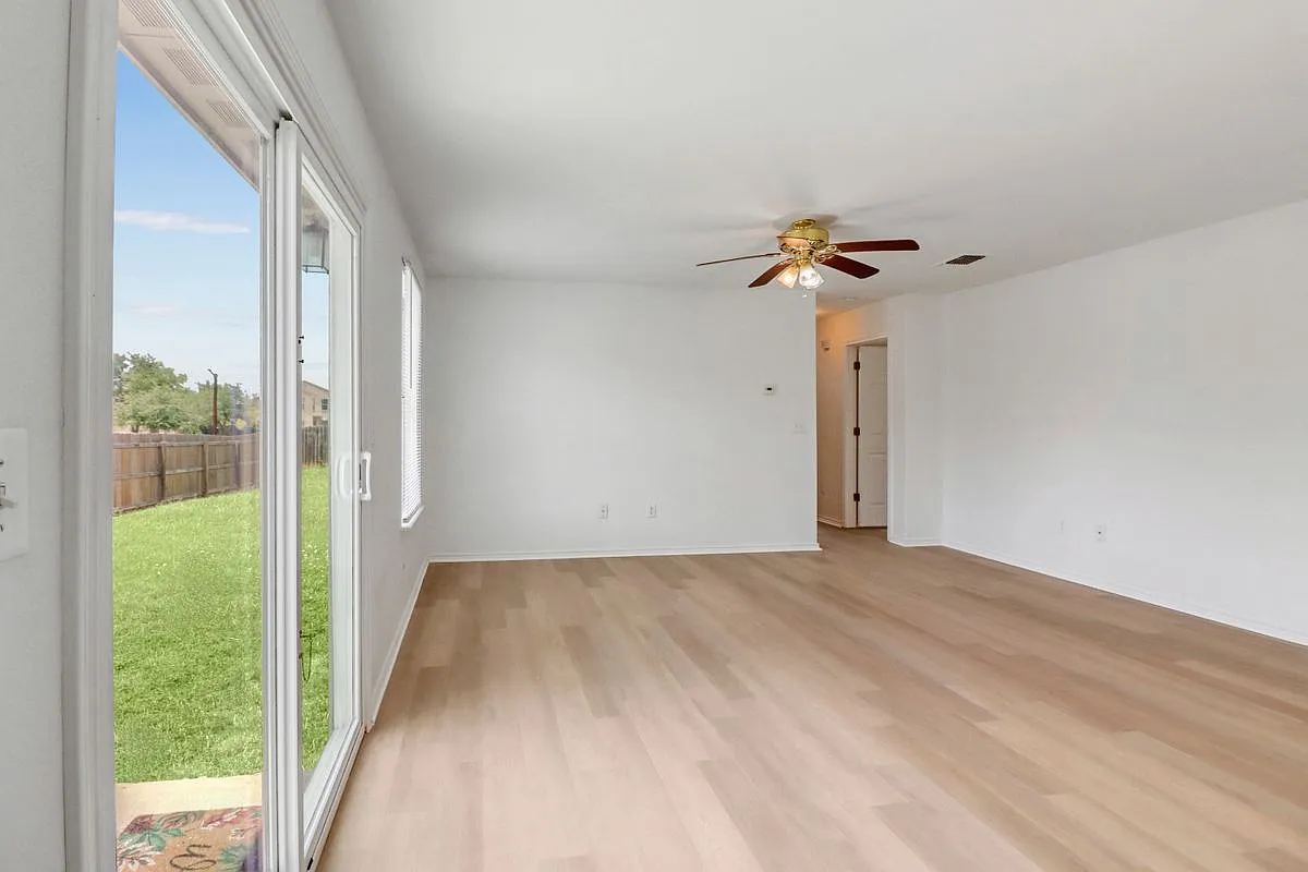 3 bed, 2.0 bath, 1126 sqft, $1,700 — Photo 3