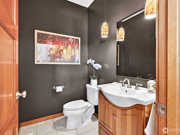 1/2 bath off entry>