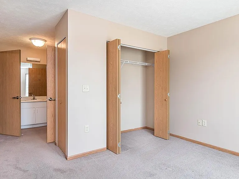 Hickory Hills Residences — Photo 11