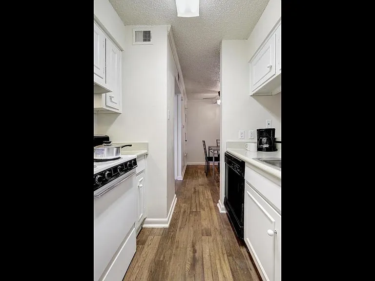 4553 Guadalupe St #2B — Photo 15