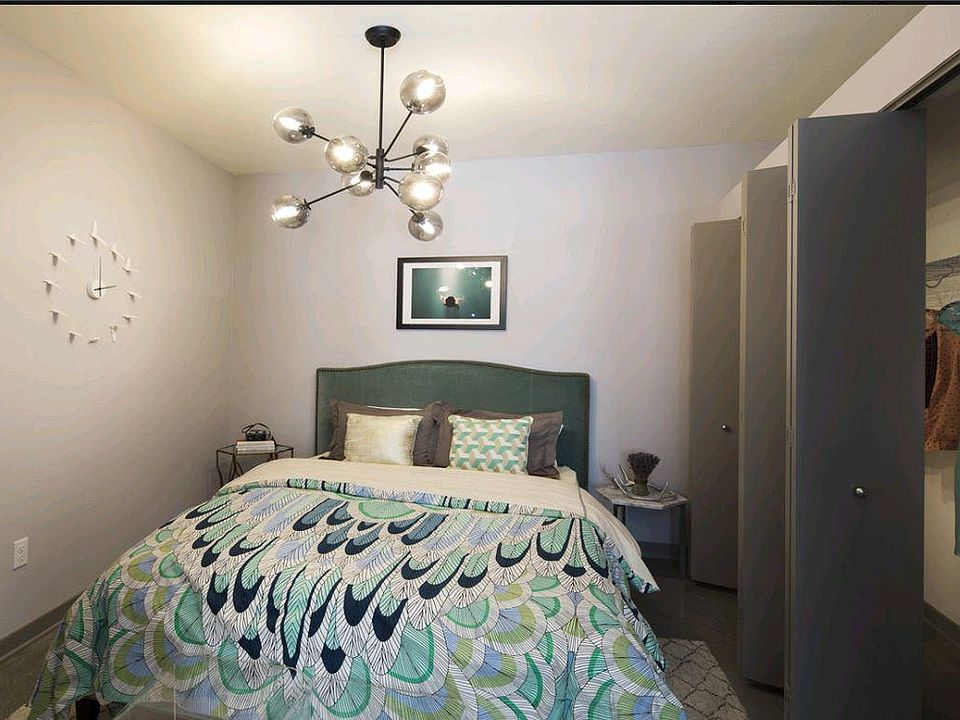 2nd image of 200 W Wilson Ave Unit 2409