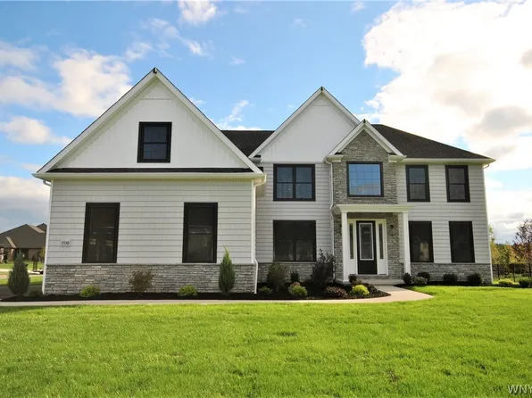 5530 Meadowglen Dr, Clarence, NY 14031