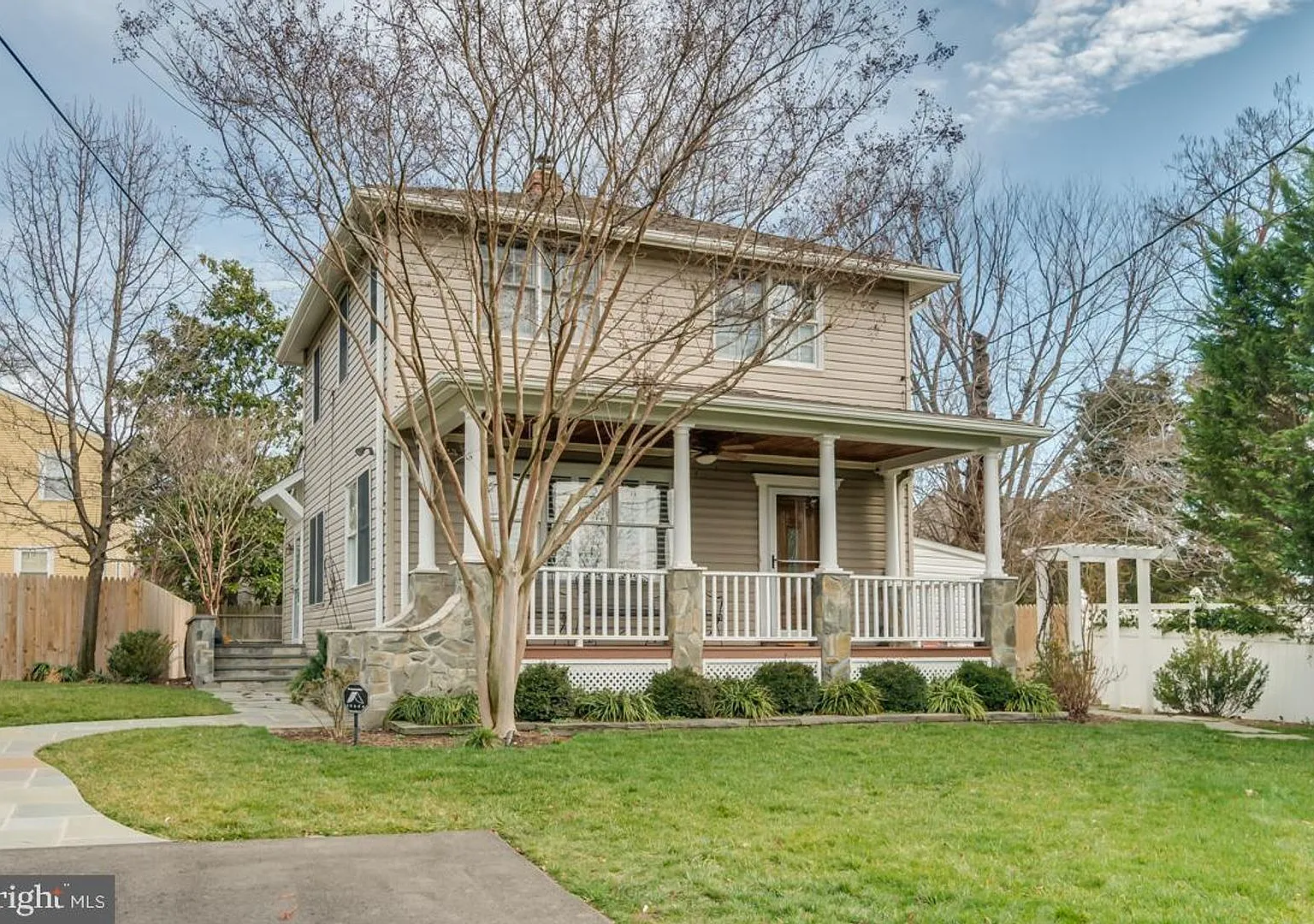 Charming Detached Colonial Minutes from Old Town — Photo 2