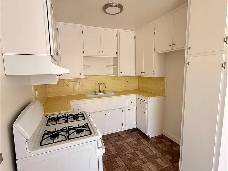 139-143 N Mariposa Ave #139-8 — Photo 3
