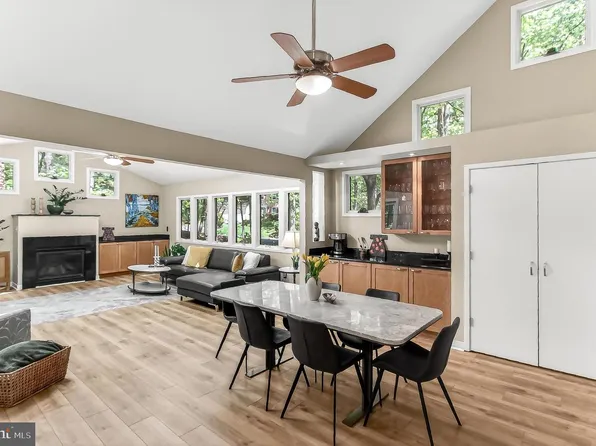 10714 Midsummer Dr, Reston, VA 20191