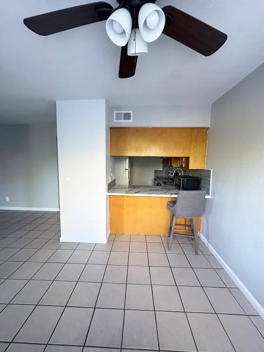 Building Photo - Walnut Manor