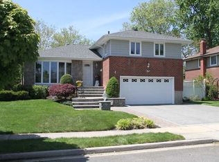 1 Felice Ln, Plainview, NY 11803