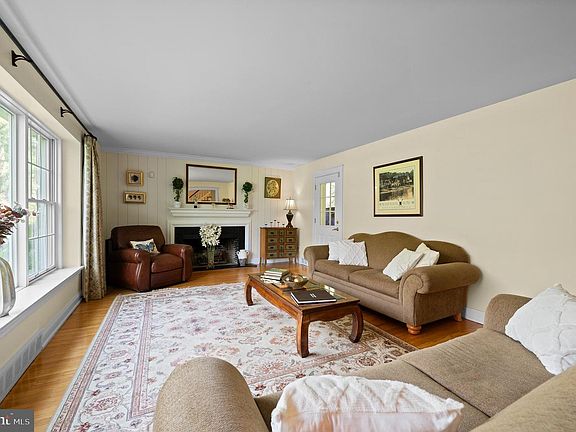 3rd image of 1141 Wisteria Dr