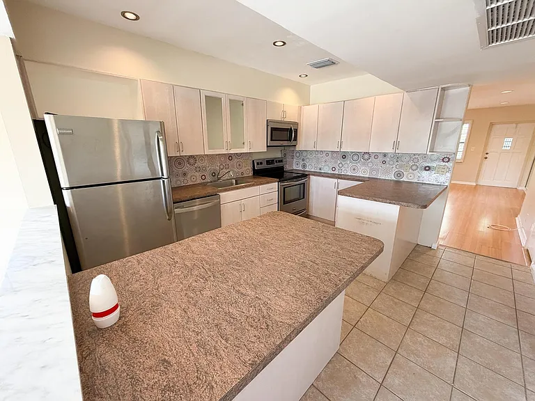 917 NE 16th Ave #16 — Photo 8