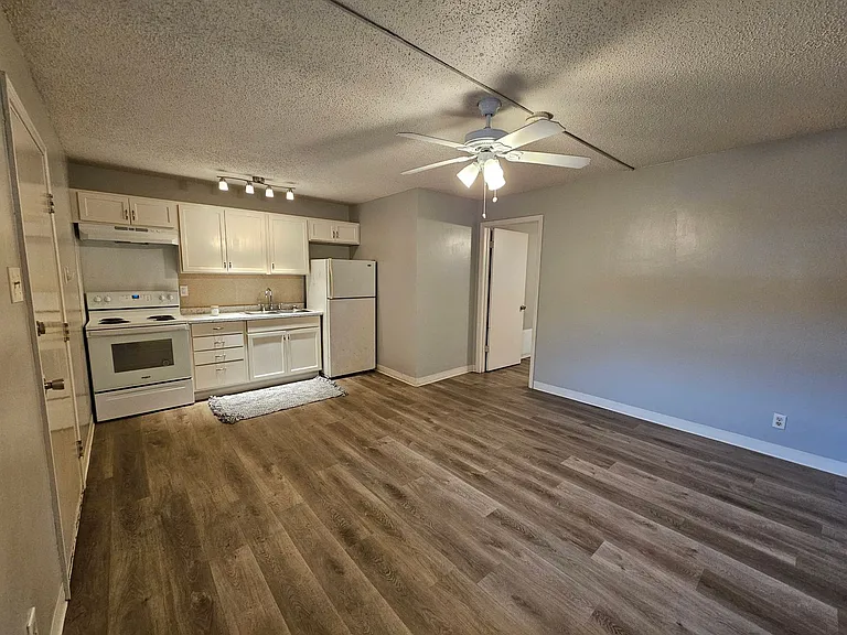 Patriot Apartments — Photo 18