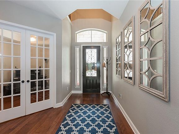 4th image of 2401 Molly Ln