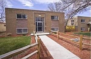 2nd image of 1921 Clinton St APT 104