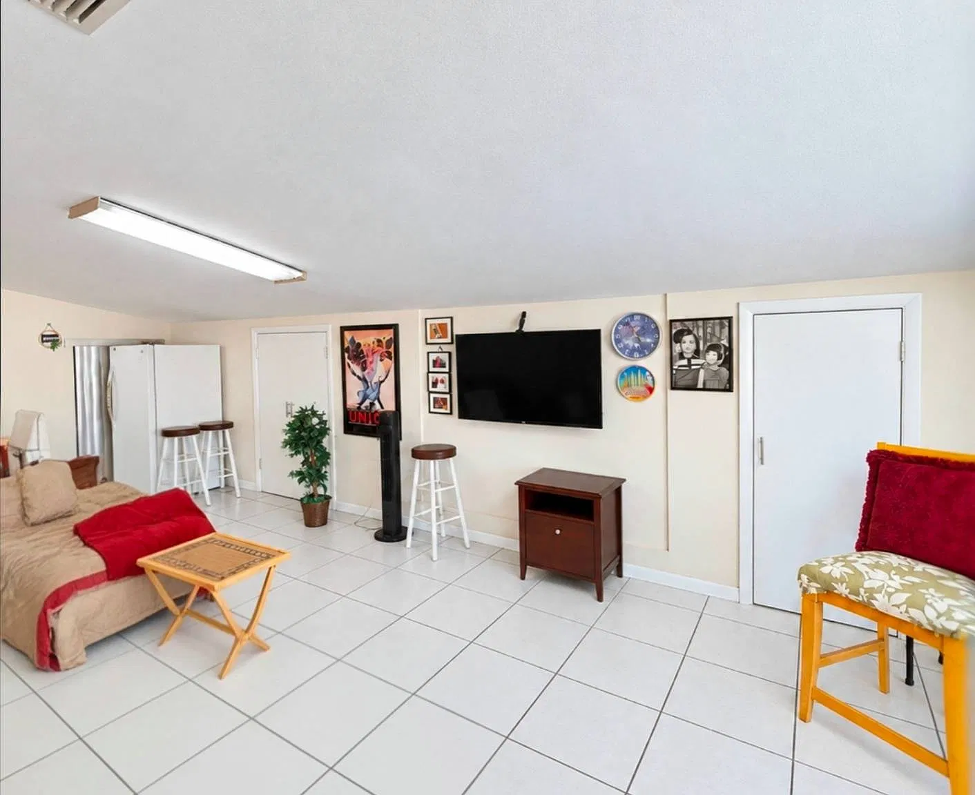 4 bed, 2.0 bath, 2059 sqft, $5,500 — Photo 2