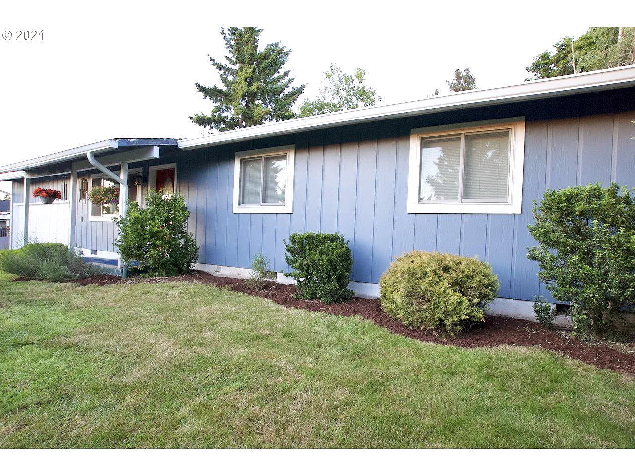 444 NE Ginseng Dr photo 1