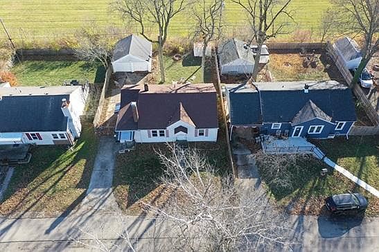 3rd image of 301 E Cowing Dr