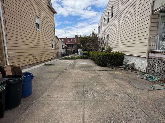 4th image of 1871 Matthews Avenue