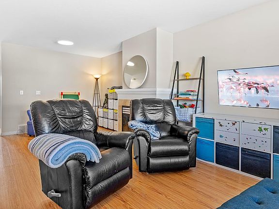 5th image of 13-33 Donlevy Ave #13