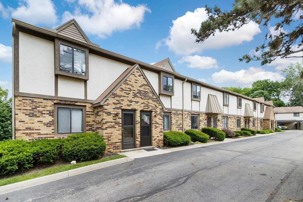 2 bed, 1.5 bath, 1152 sqft, $1,800 — Photo 2