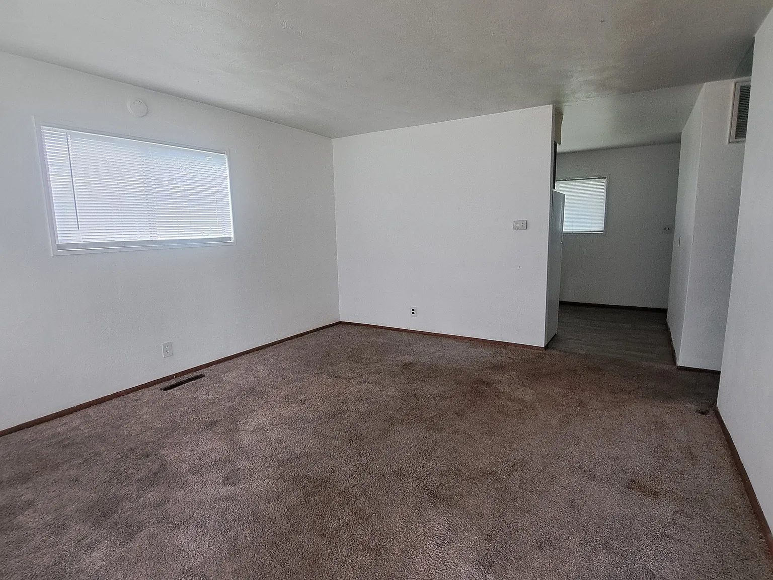 3 bed, 936 sqft, $1,200 — Photo 2