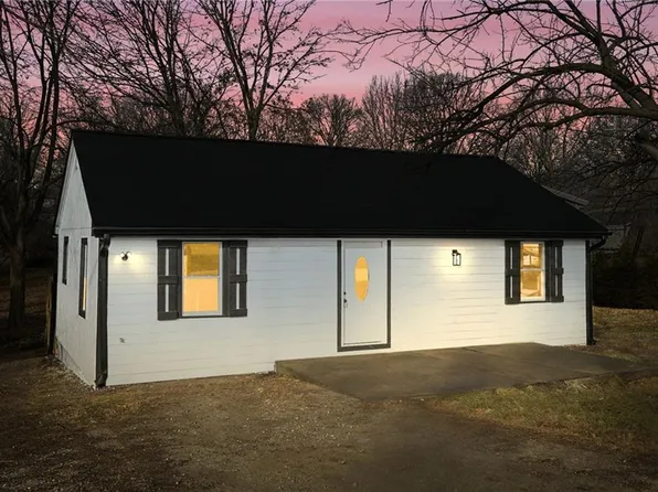 6906 Fulton Rd, Liberty, MO 64068