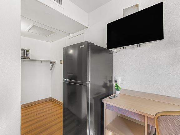 5th image of 290 W Burnside Ave #120