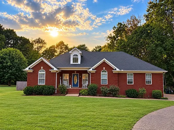 1002 Washington Dr, Cottontown, TN 37048