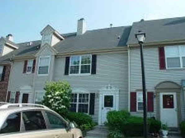 13 Rachel Ct, Kendall Park, NJ 08824
