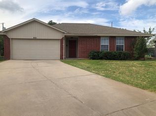821 NW 17th St, Moore, OK 73160
