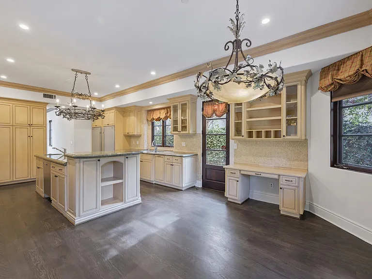 305 N Palm Dr — Photo 51