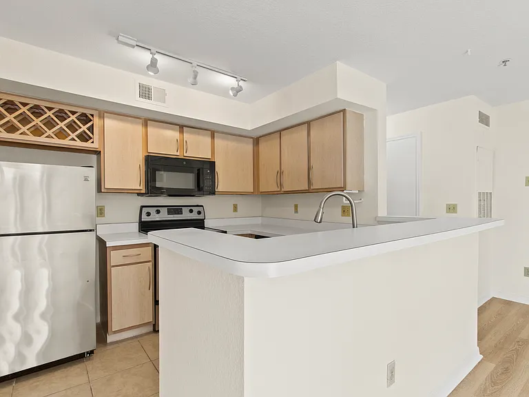 7330 Westpointe Blvd #421 — Photo 7