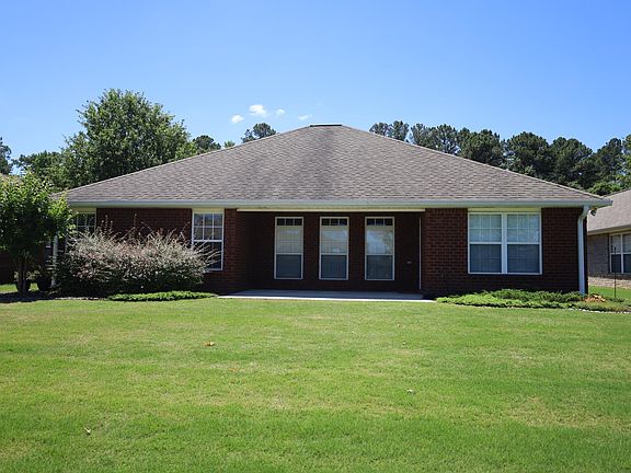 Backyard for lawn sports or grilling ... or just lounging on the patio. Lawn care and mowing is provided by the landlord.