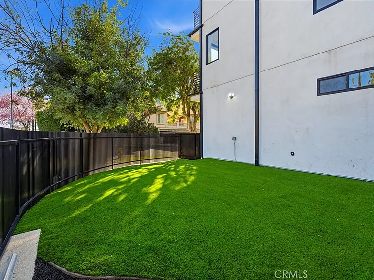 13602 Burbank Blvd — Photo 18