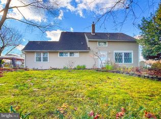 389 Holly Dr, Levittown, PA