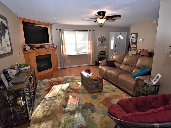 3rd image of 142 Donna Ave