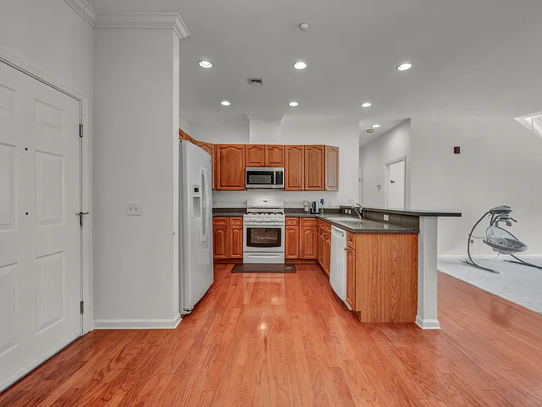 1 King Philip Dr #207 — Photo 10