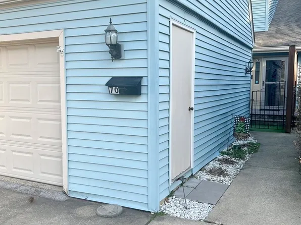 70 Country Pl, Springfield, IL 62703