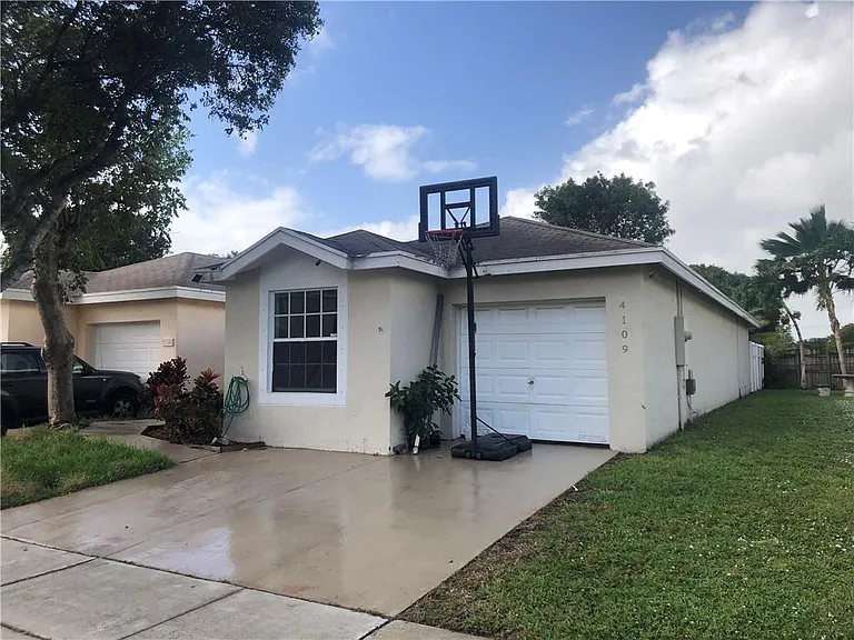 4109 Eastridge Cir — Photo 1