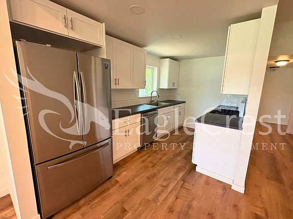 3rd image of 810 E Sumach St