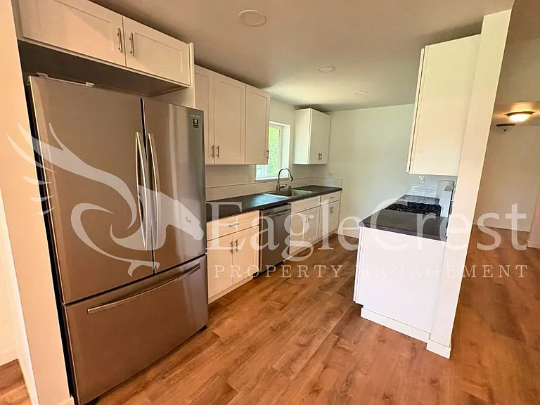 810 E Sumach St — Photo 3