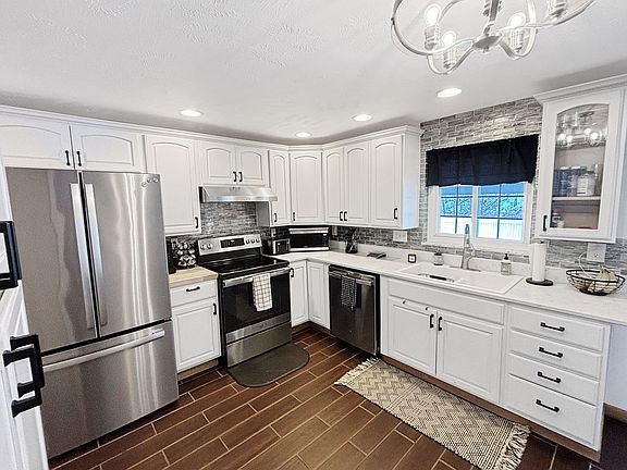 3rd image of 2915 Fernwood Ave