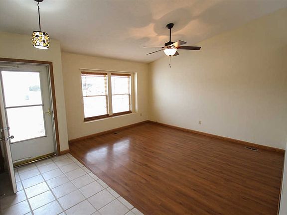 4th image of 422 S Brookfield Dr