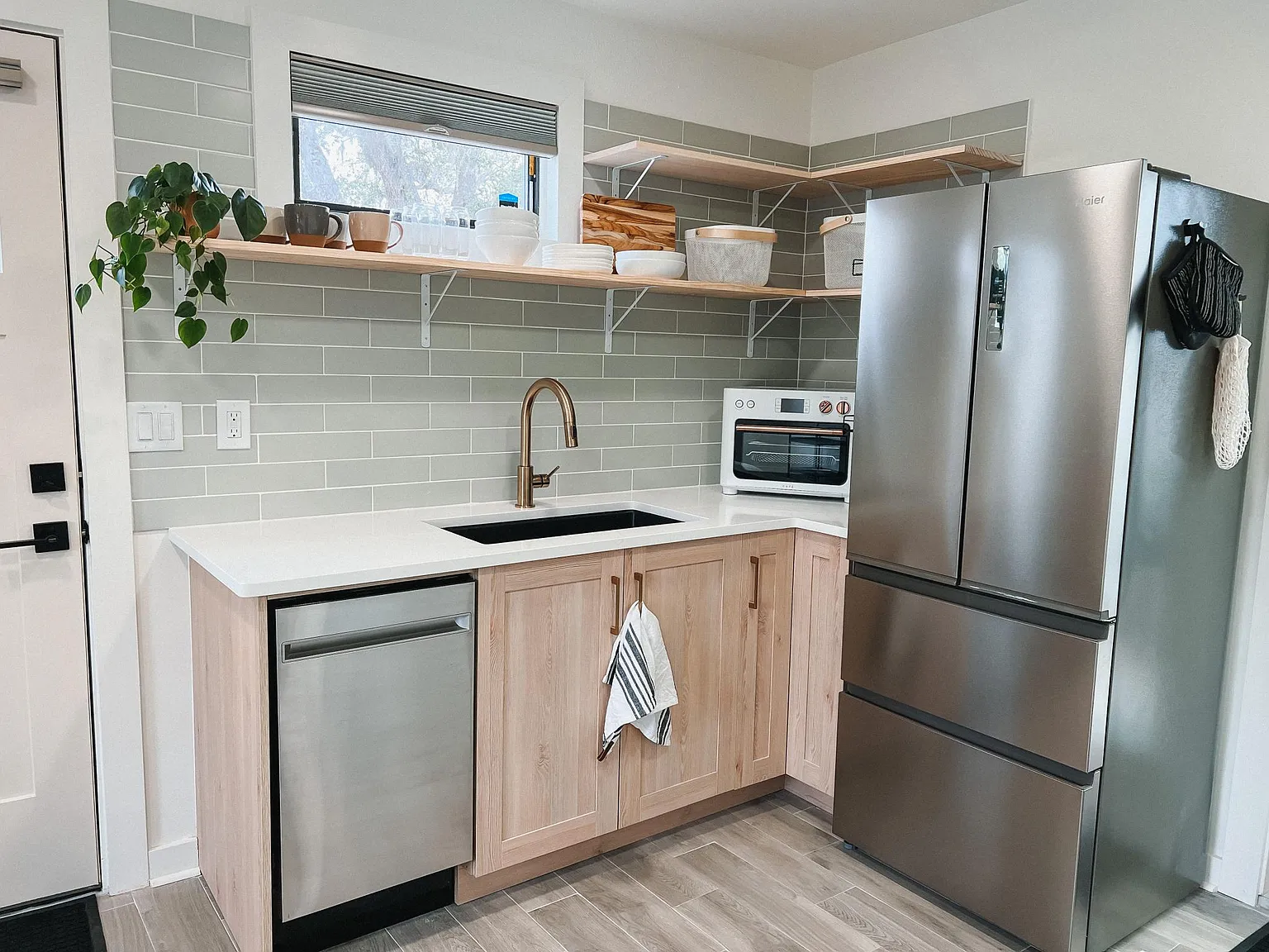 Studio, 300 sqft, $1,750 — Photo 4