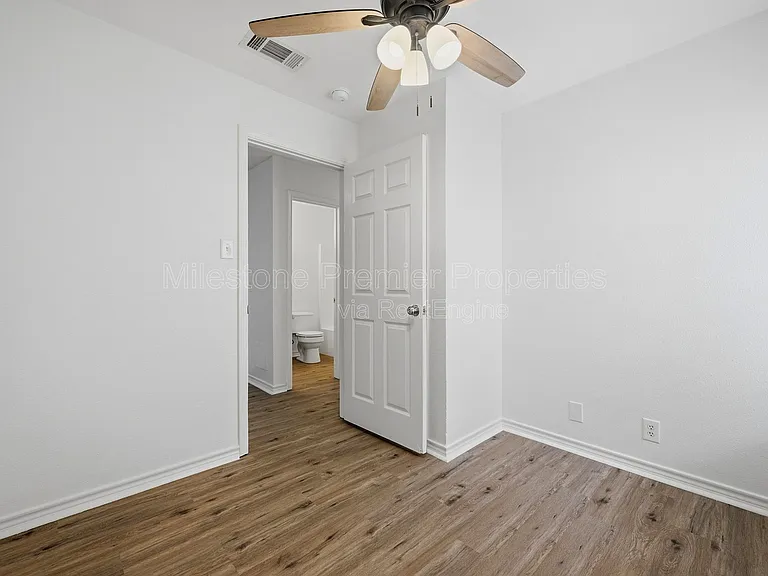 906 W Houston St #1 — Photo 11