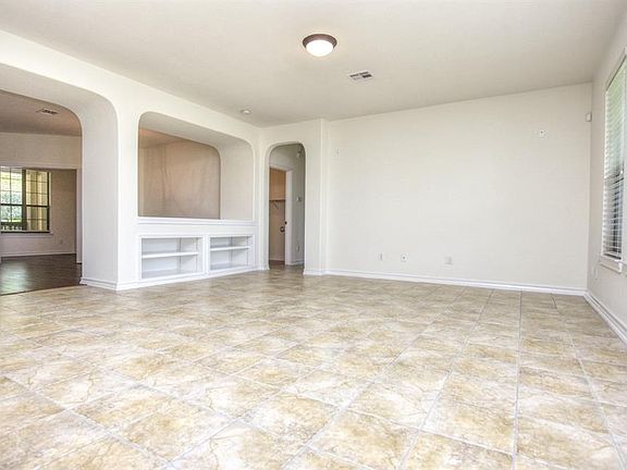5th image of 401 Island Oak Dr
