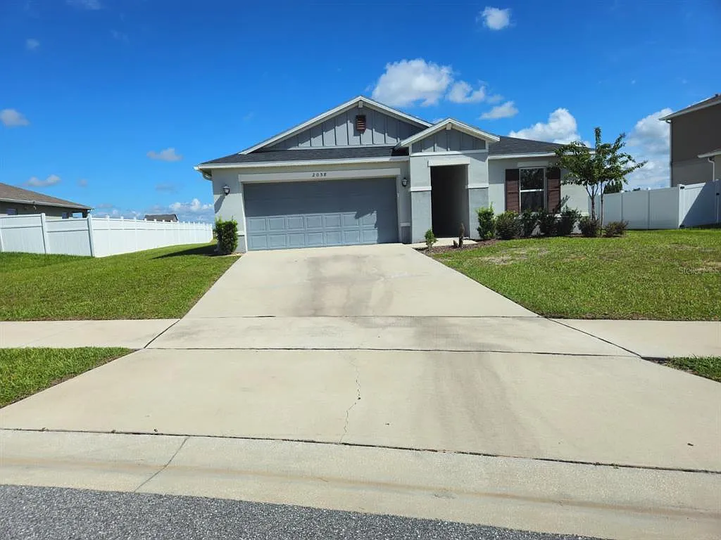 4 bed, 2.0 bath, 1696 sqft, $1,900 — Photo 1