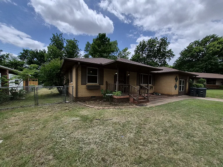 225 Burk Dr — Photo 4