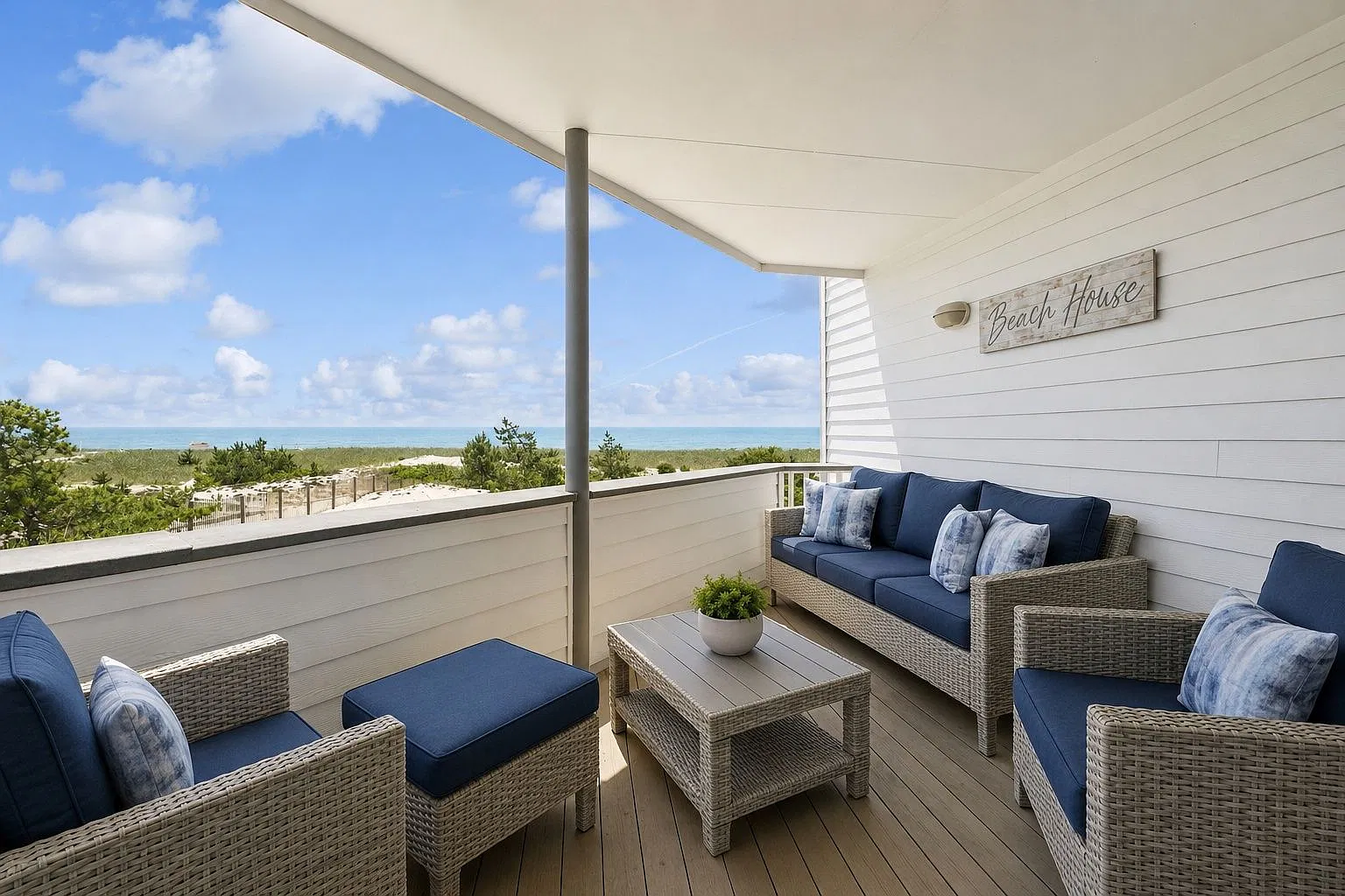 1 bed, 1.5 bath, 902 sqft — Photo 3