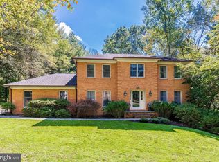 9815 Thunderhill Ct, Great Falls, VA 22066